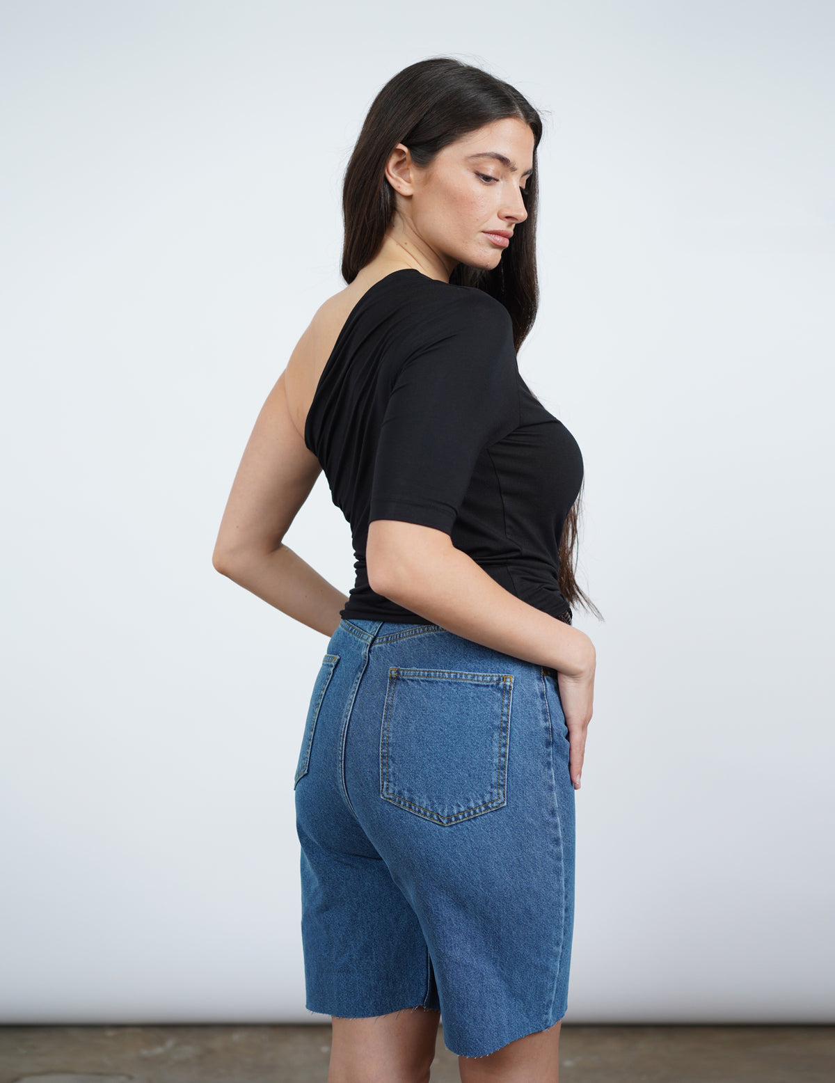 NO.42 חולצת שרוול אחד שחור